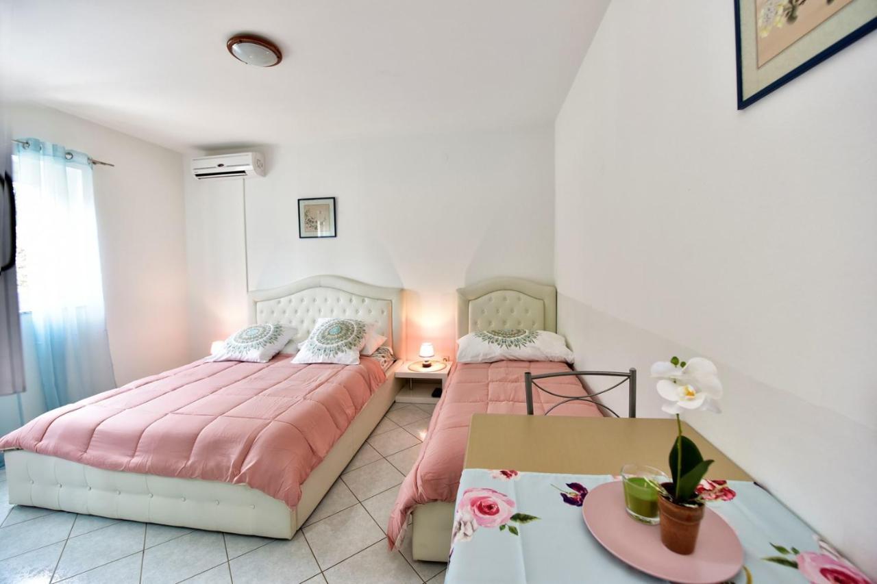 Apartments House Anna For Max 13 Persons In Porec, Pet Friendly Exteriér fotografie