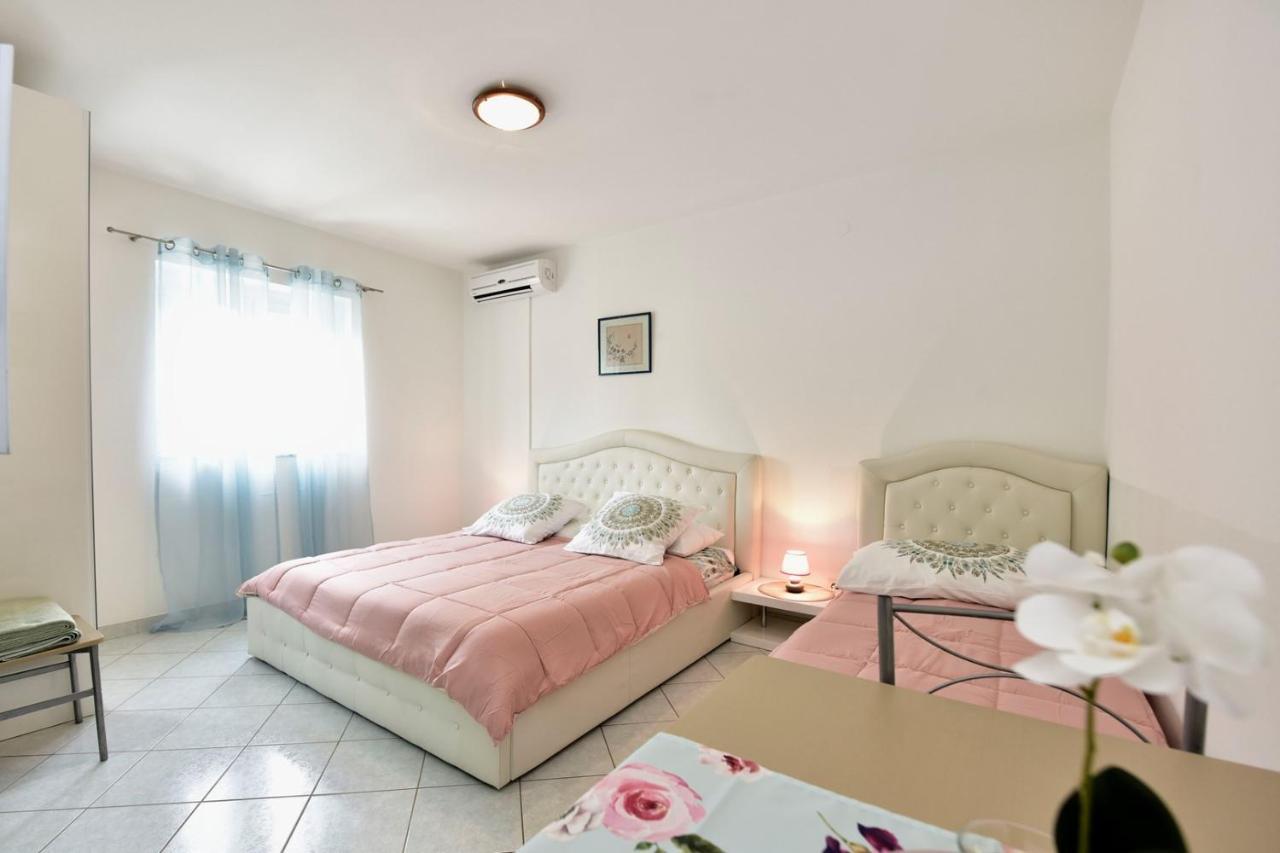 Apartments House Anna For Max 13 Persons In Porec, Pet Friendly Exteriér fotografie