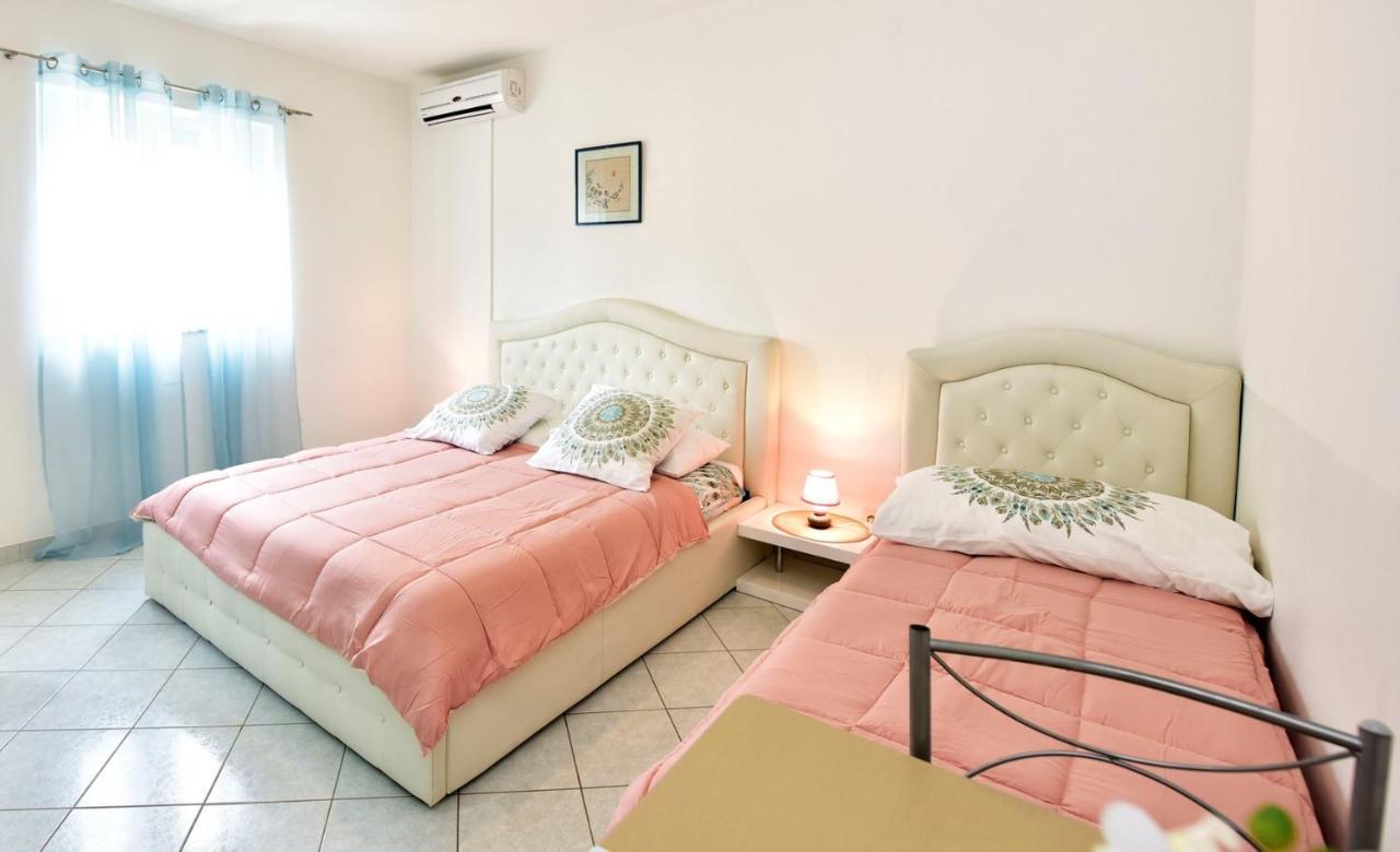 Apartments House Anna For Max 13 Persons In Porec, Pet Friendly Exteriér fotografie
